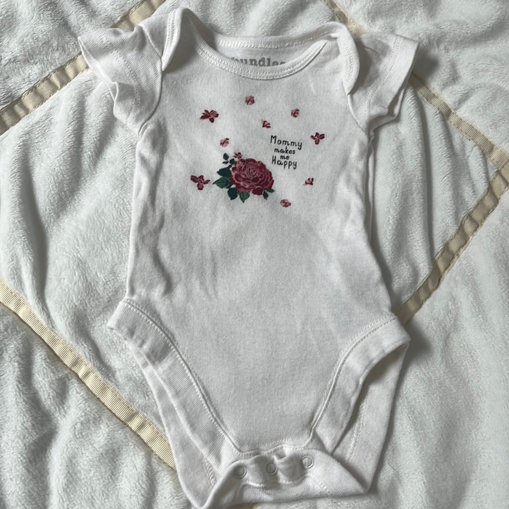 White onesie with roses - Bundles size Preemie